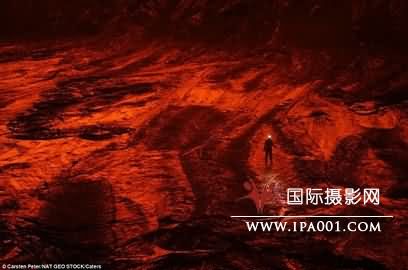 勇敢的科考队员走在冷却了的熔岩湖面上
