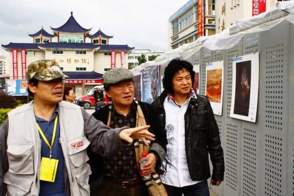 中摄协副主席朱宪民到连州展的IPA展位参观