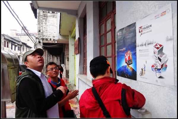 国际摄影协会工作人员在连州影展的宣传推广