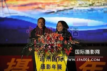  法国尼艾普斯摄影博物馆馆长Francois Cheval（弗朗索•萨瓦尔）和连州摄影节艺术总监段煜婷女士致辞。