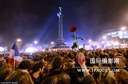 奥朗德当选法国总统，支持者在巴黎庆祝。