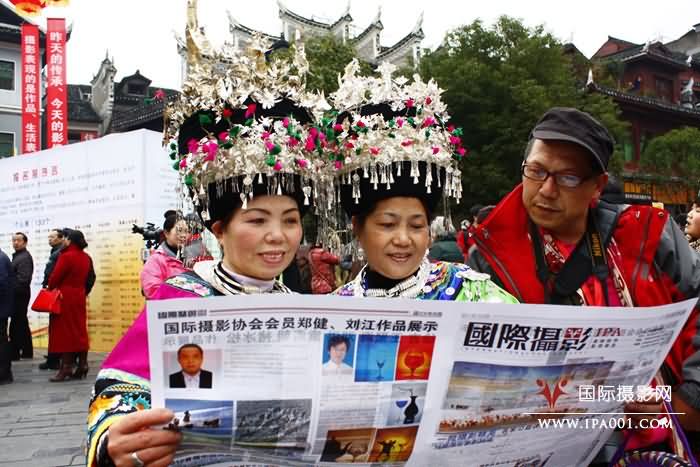 苗族同胞阅读国际摄影报.jpg