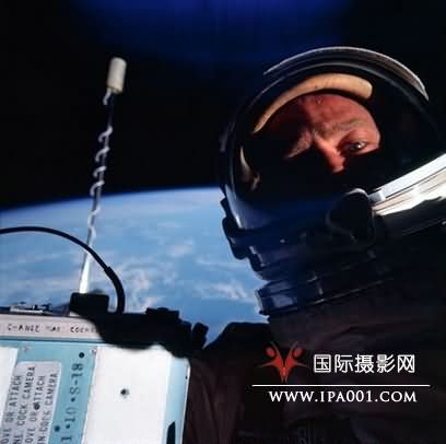 宇航员太空自拍肖像