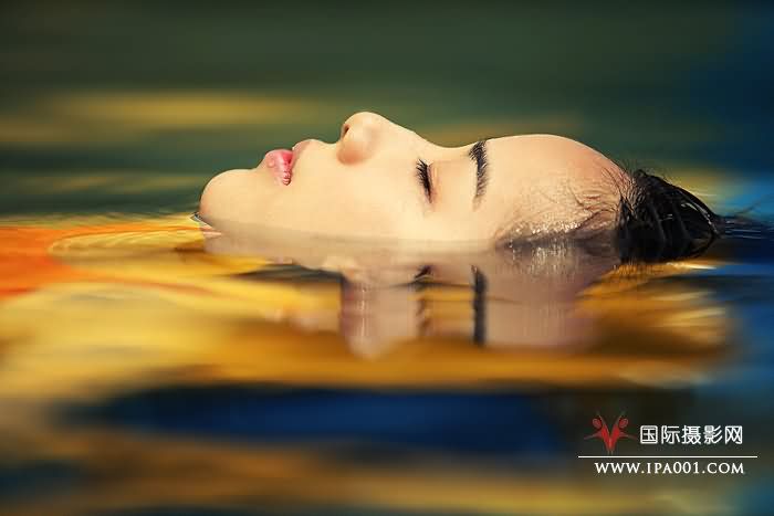 《水中的面孔》.jpg