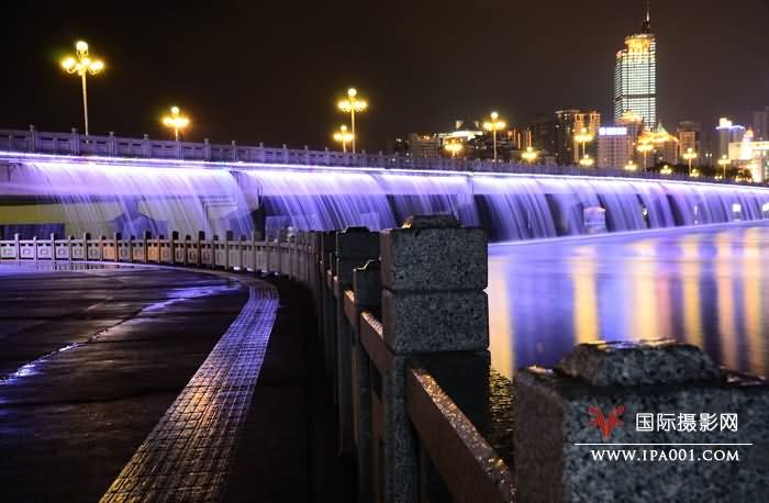 南湖夜色2012年8月摄于广西南宁.jpg