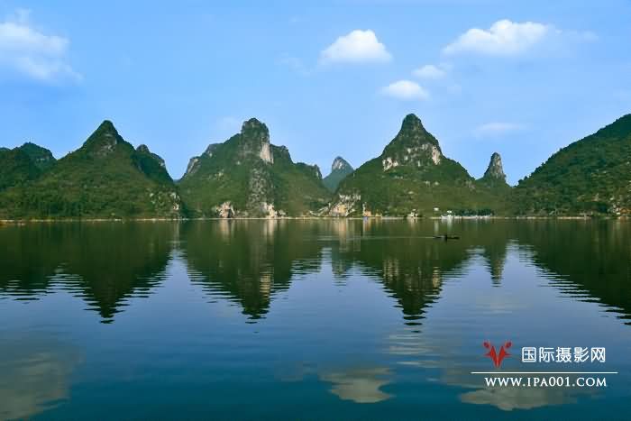 一叶小舟江中游.jpg