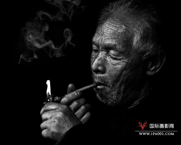 抽烟老人.jpg