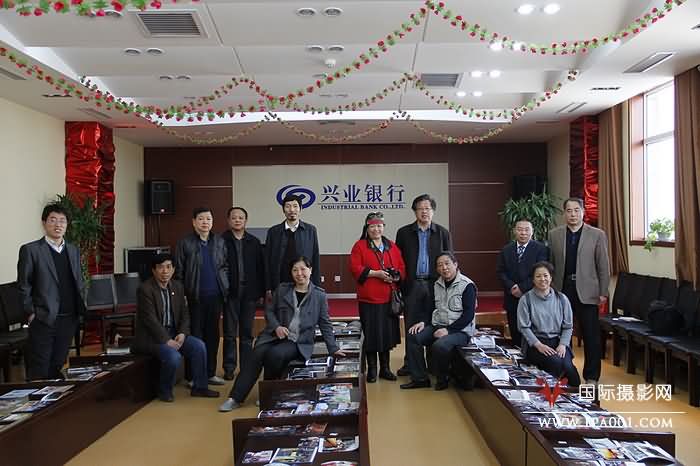 全体工作人员和评委老师合影留念.jpg