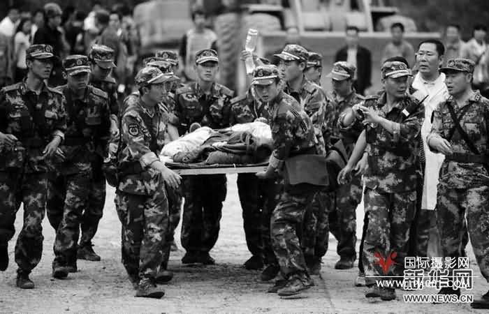 4月20日,救援官兵将一名受伤群众抬至安全地点。当日,四川雅安芦山县发生7.0级地震。其中芦山县的龙门乡、宝盛乡、太平镇三地受灾最为严重。 新华社记者 江宏景 摄