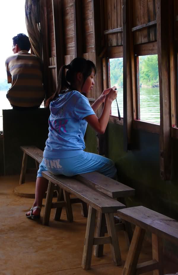 《小村渡船上》