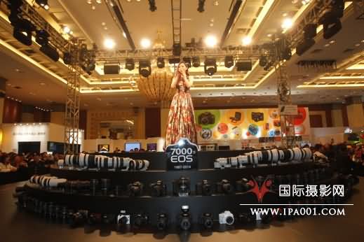 张靓颖倾情献唱广州佳能博览会