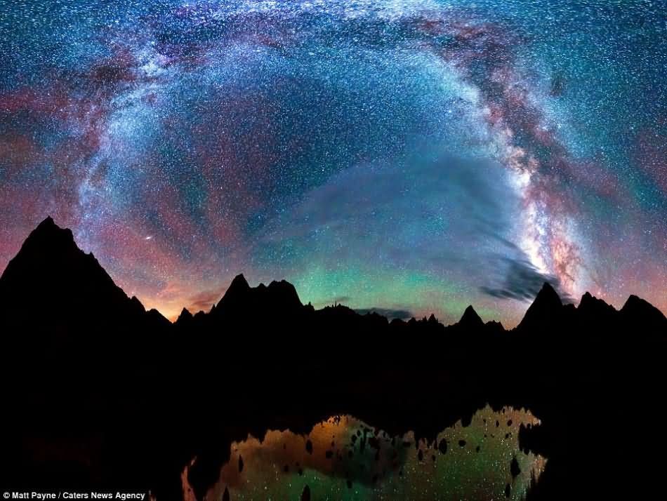 美国郊外璀璨夜空：漫天繁星组成彩虹图案