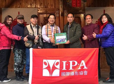 IPA广西分会名誉主席蒋仁润先生向IPA赠送摄影画册