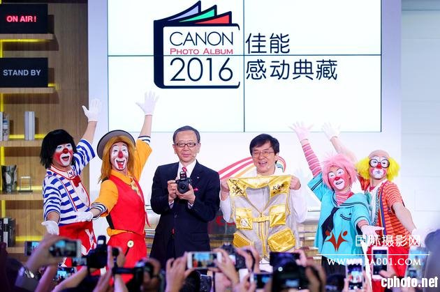 　　佳能（中国）有限公司董事长兼首席执行官小泽秀树与成龙在第九届佳能“感动典藏”摄影大赛启动仪式现场合影留念