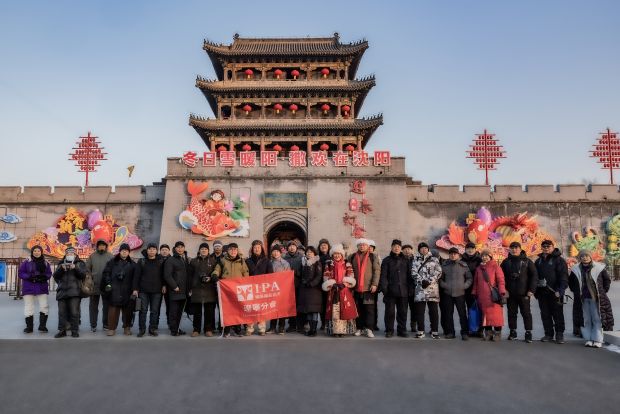 国际摄影协会辽宁分会组织会员参加关东影视城迎春灯会