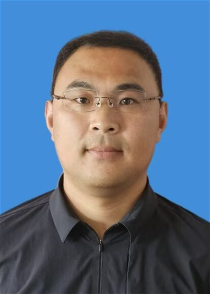 闫杰.