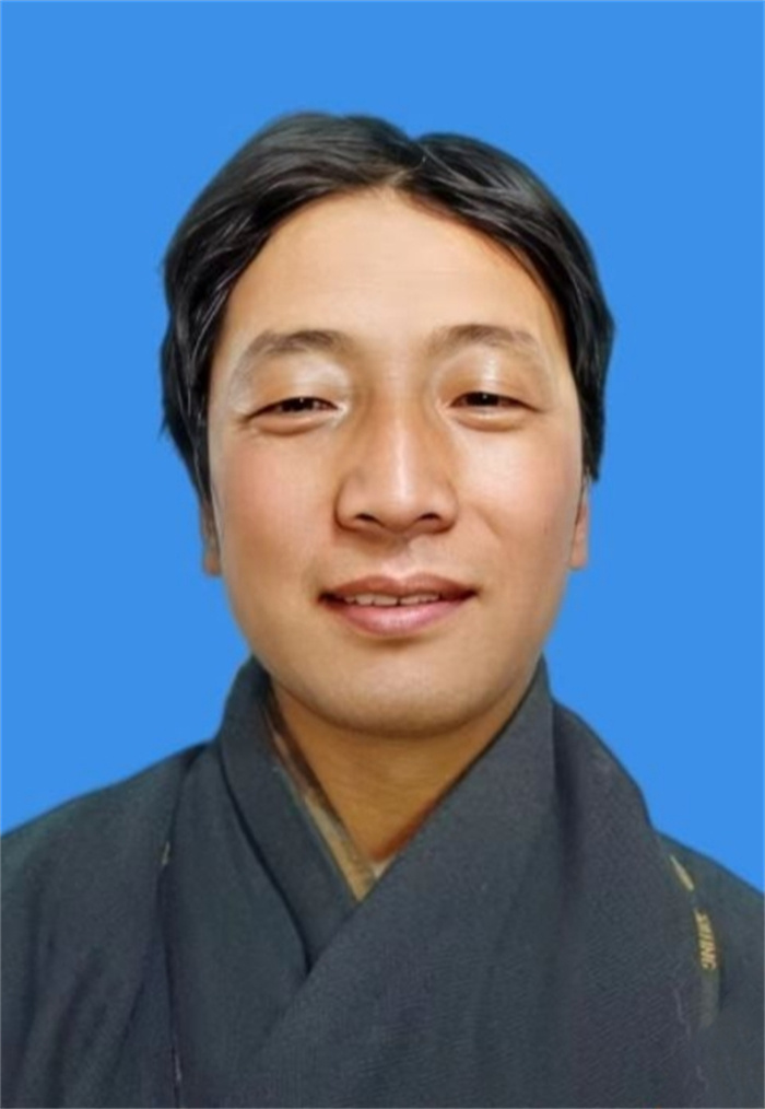 闫培 