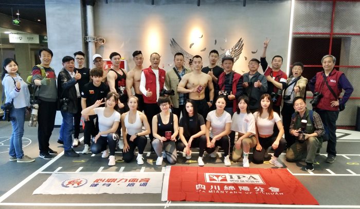 倡导运动、探寻健美，国际摄影协会（IPA）绵阳分会走进健身俱乐部
