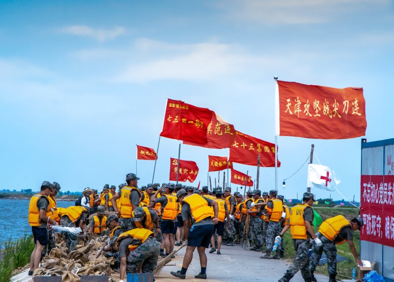 IPA江西分会主席钟蔚东率摄影小组到堤坝拍摄军民抗洪抢险感人画面
