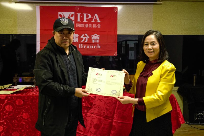 陈秀云副主席向常务理事颁发《聘任书》