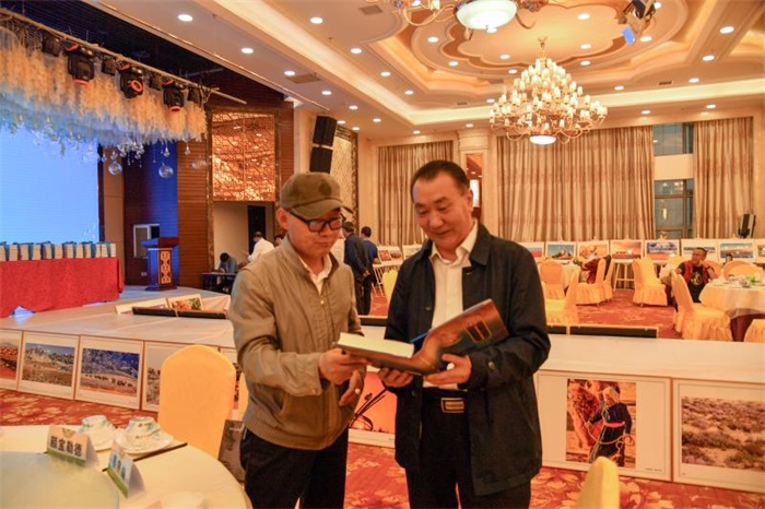 《大美阿拉善》摄影画册首发仪式暨会员作品展示交流会隆重举行