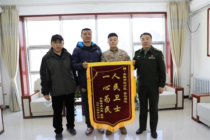 寒夜中的迷彩光芒 ——承德军分区勤务班班长张长雪夜救人