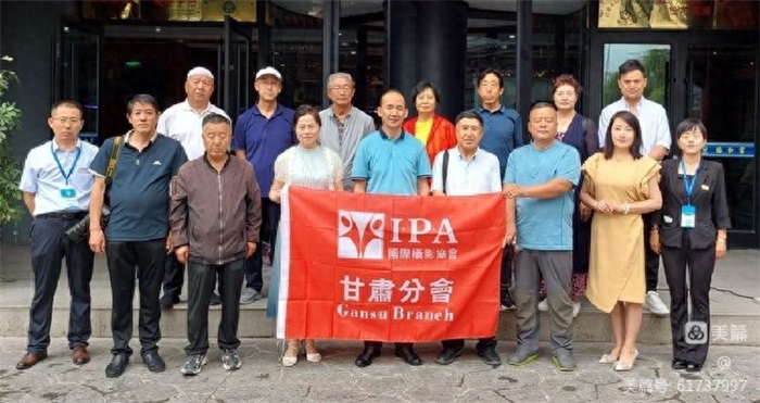 国际摄影协会甘肃分会向兰州林和宫牛肉面博物馆赠送照片活动纪实
