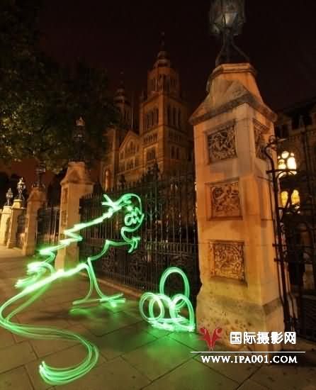 摄影师创作英国地标光电涂鸦作品(组图)