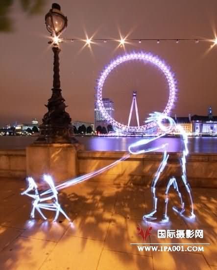 摄影师创作英国地标光电涂鸦作品(组图)