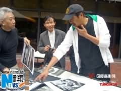 周润发与好友开摄影展 祝贺花篮折现捐灾区