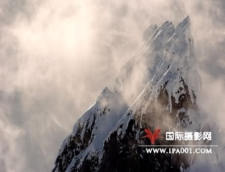 薄雾笼罩的胡德山照明岩