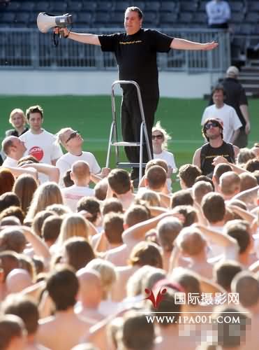 图尼克千人裸体摄影在欧冠决赛场开拍(组图)