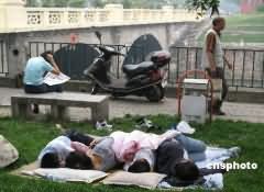 成都市民露宿街头防震避震