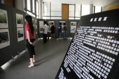 四川大地震巡回摄影展今天在深圳市罗湖创意文化广场开幕