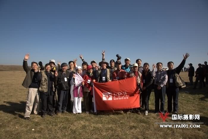 IPA采风团在万亩高原操场留念.jpg