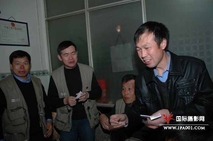 大赛组委会主任与采风团交流.JPG