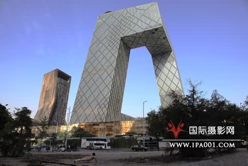 中国摄影师欧志航的作品《俯卧撑》获当代热点类组图荣誉奖